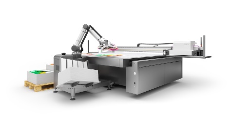 The swissQprint robot and large format printer work extra shifts together and unburden personnel from routine tasks.