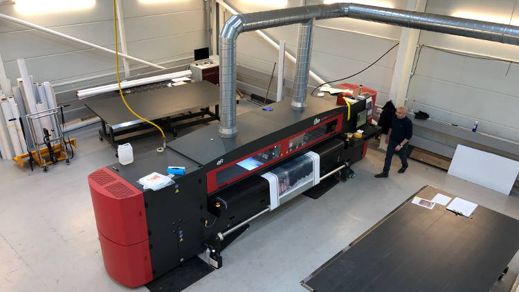 UK company Rockets to New Heights with an EFI VUTEk LX3 printer from CMYUK.