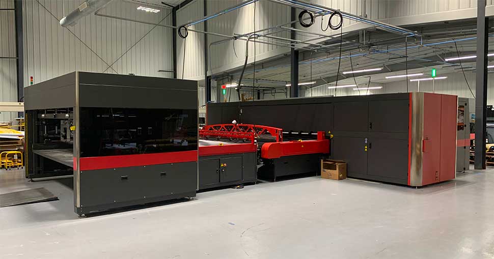 World’s 1st EFI VUTEk XT super-high-speed printer installed at Ingram Express Services.